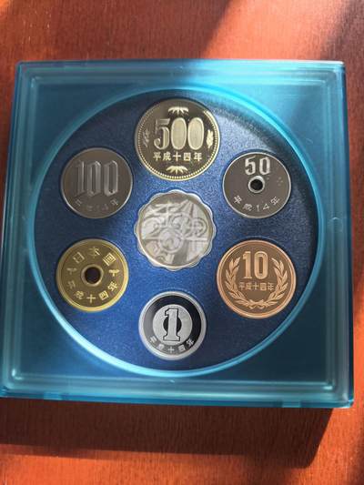 长老汇蛇年精选第七十八场拍卖 2002日本科技系列之一6枚精制币套装小方盒，含银质梅花形银章1枚