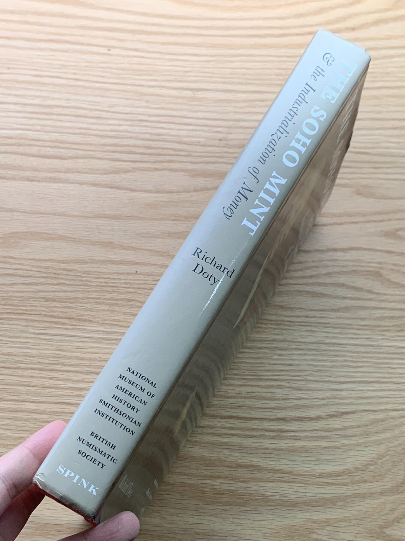 《竞宝斋》第444场 周日，周一，2场连拍 （全场包邮） SOHO造币厂-工业化铸币的起源，大16开精装版。工业革命代表性企业SOHO开创现代化铸币工业故事，资料详实，英系藏家必入。重约1.7公斤。