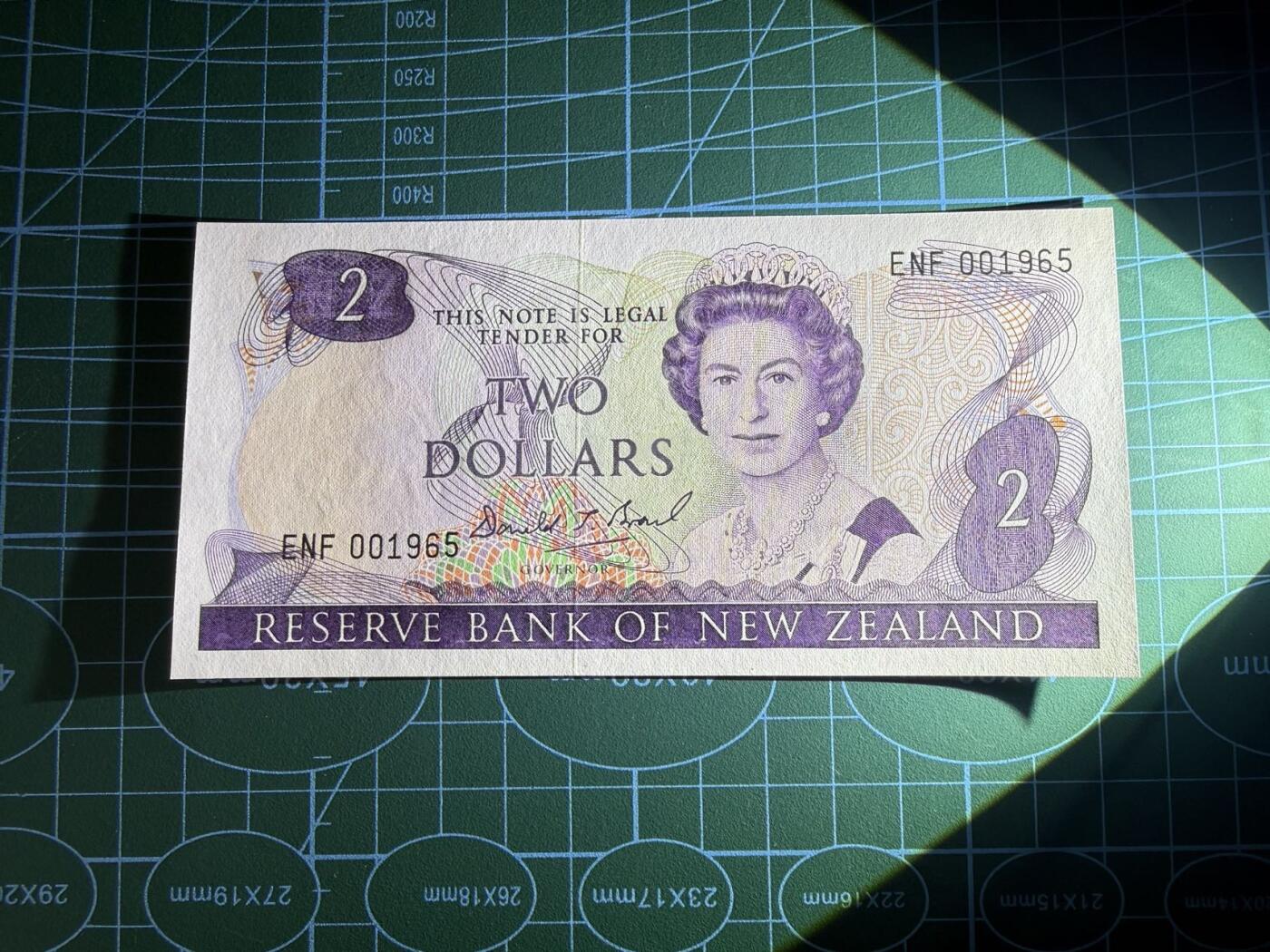 【炜奕收藏】，第五十二期 新西兰2元，UNC品相，千位号年份号无347