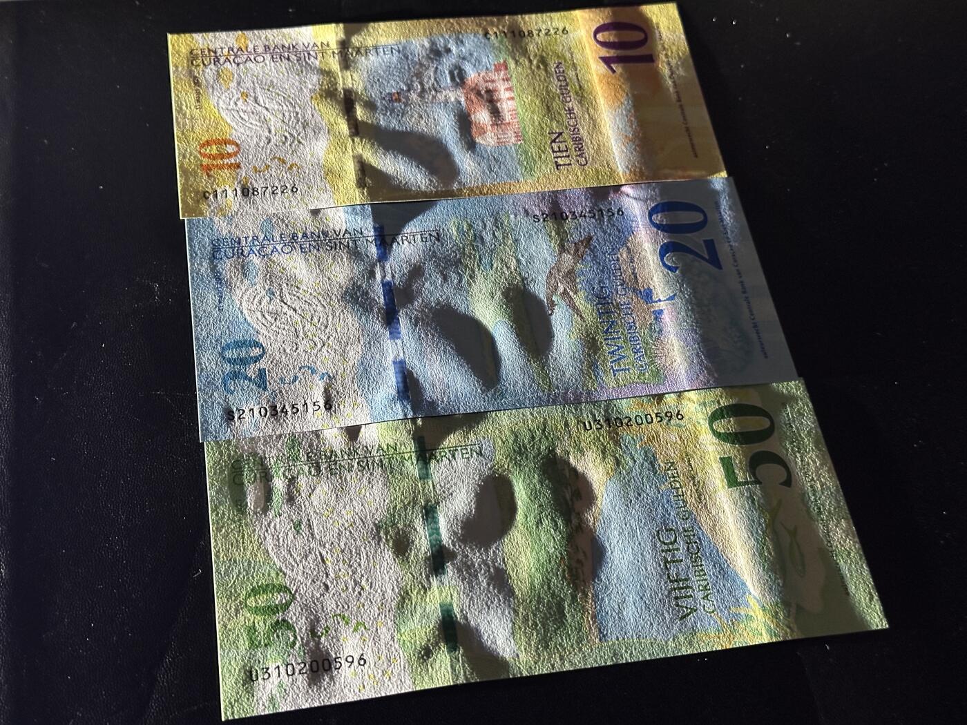 《外钞收藏家》第五百九十期（欧洲强钞、港币、硬通货及丰富裸币大拍场）（本平台长期征集拍品、欢迎藏友们联系合作） 2025年版库拉索和圣马丁10、20、50盾 三张一起  全新UNC 全部是靓号尾6