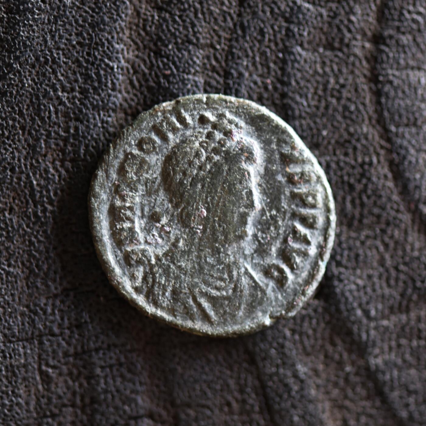 【良泉】【2025年最后一场】12月18日晚19.30点开拍！188组【直播场】西方古代钱币、丝路杂项、印章！  【藏家出品B】公元395-401年，东罗马帝国，阿卡迪乌斯“胜利女神加冕”铜币，君士坦丁堡造币厂，1.8克