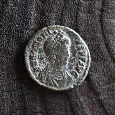 【良泉】【2025年最后一场】12月18日晚19.30点开拍！188组【直播场】西方古代钱币、丝路杂项、印章！ -  【藏家出品B】公元395-401年，东罗马帝国，阿卡迪乌斯“胜利女神加冕”铜币，君士坦丁堡造币厂，1.8克