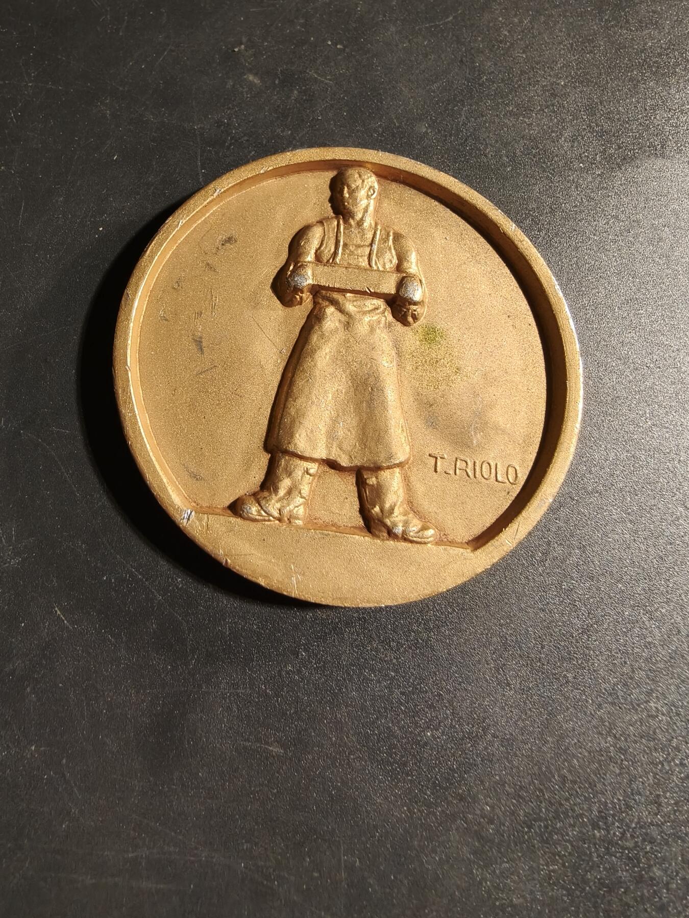 老王徽章第167期 法国佩希内化学与电冶金产品公司纪念章     直径61mm.    重量34.1g