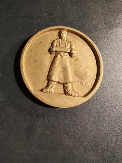 老王徽章第167期 - 法国佩希内化学与电冶金产品公司纪念章     直径61mm.    重量34.1g