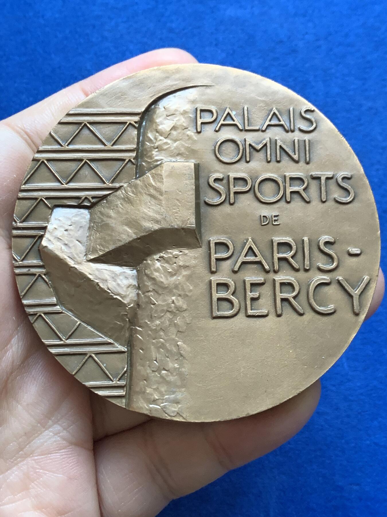 《竞宝斋》第444场 周日，周一，2场连拍 （全场包邮） 法国巴黎贝尔西综合体育馆铜章 263.5克 71.6mm 1984 丰饶角铜标