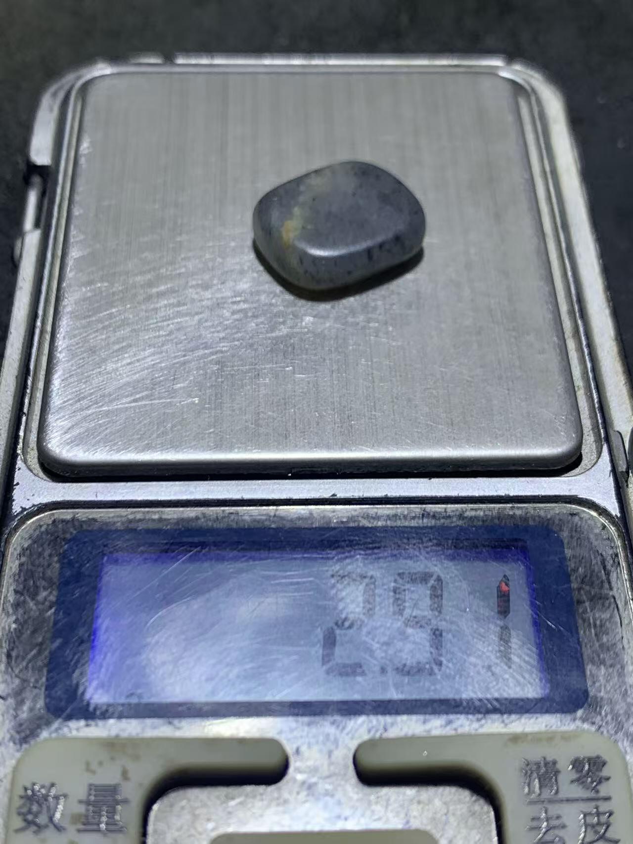 精美和田玉青花小独籽原石一颗，