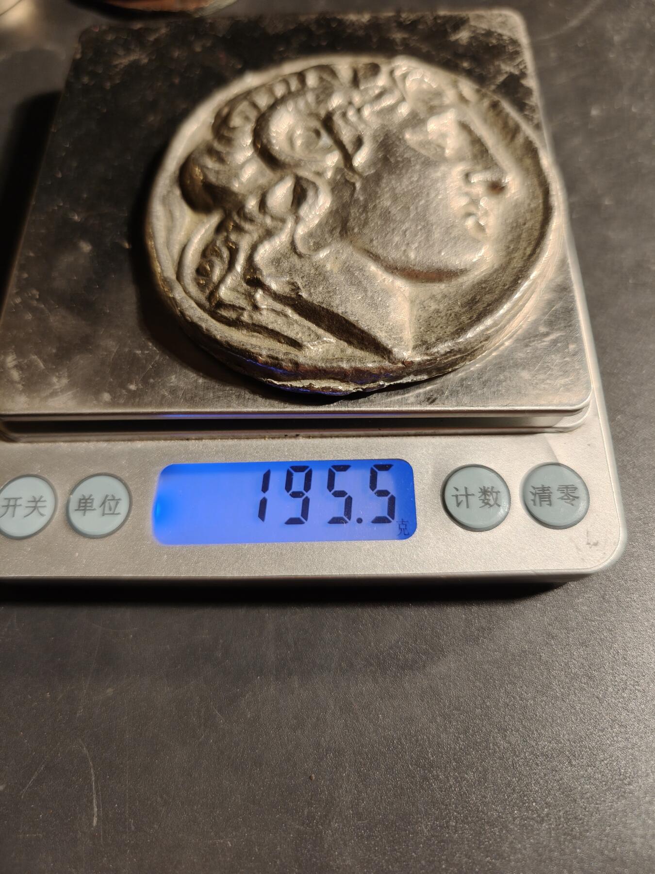 老王徽章第167期 亚历山大大帝德拉克马风格纪念章     直径74mm.    重量194.5g