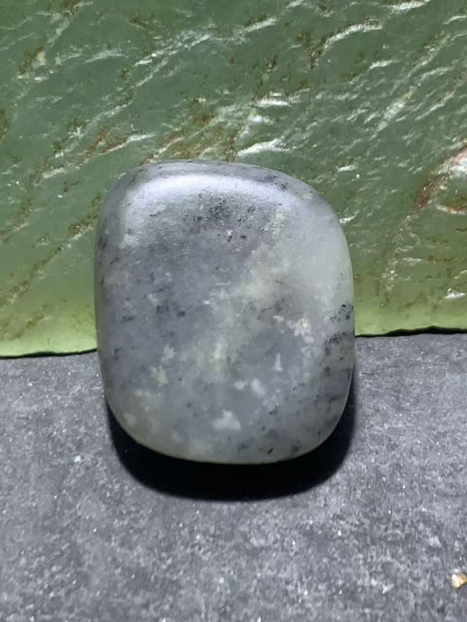 精美和田玉青花小独籽原石一颗，