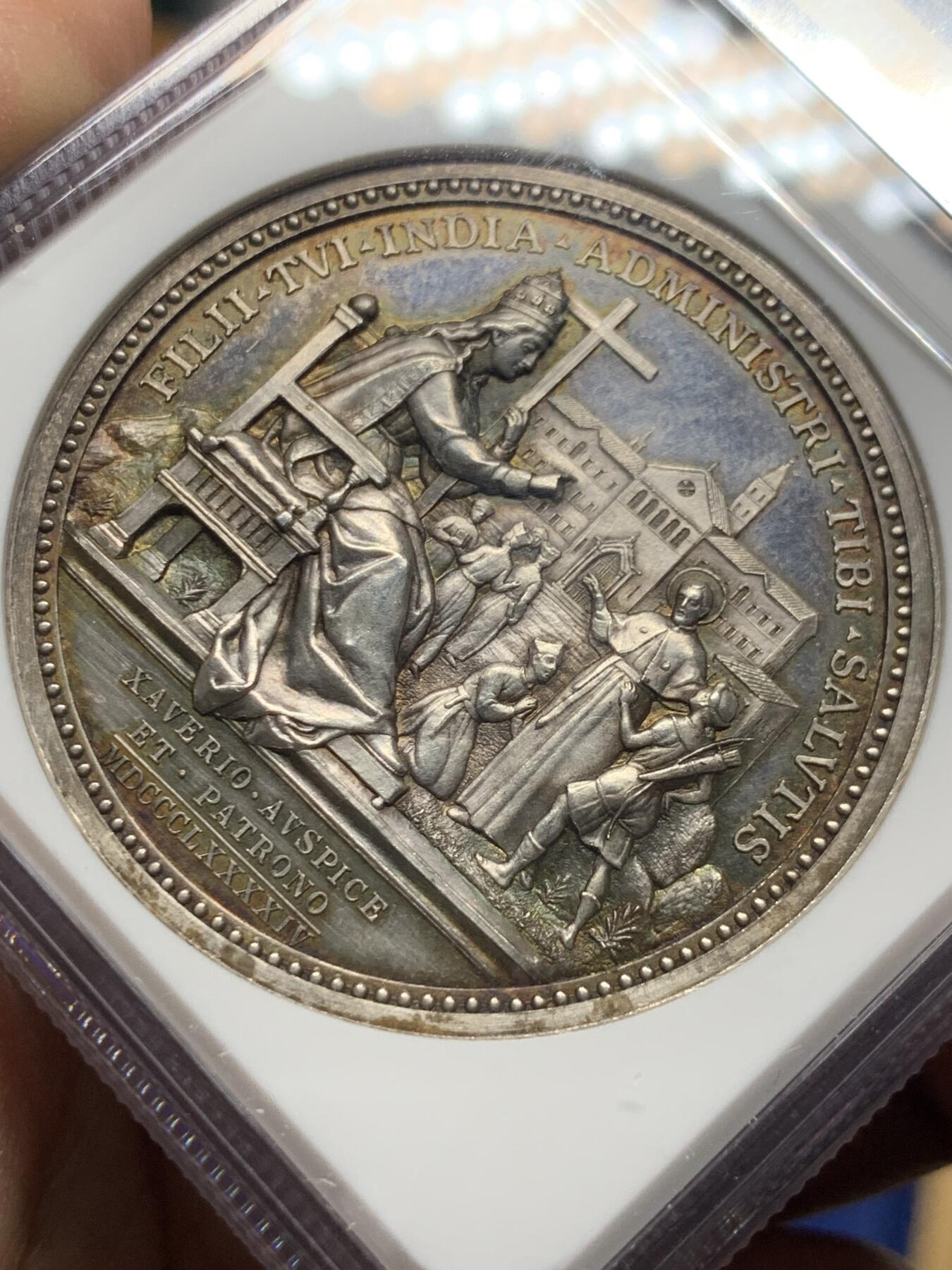 《竞宝斋》第444场 周日，周一，2场连拍 （全场包邮） NGC MS63 高分 1894年梵蒂冈教皇利奥十三世纪念建立印度教区高浮雕精美银章 ，人物栩栩如生，淡彩包浆，细节丝丝入扣，不可多见的珍品。加厚盒