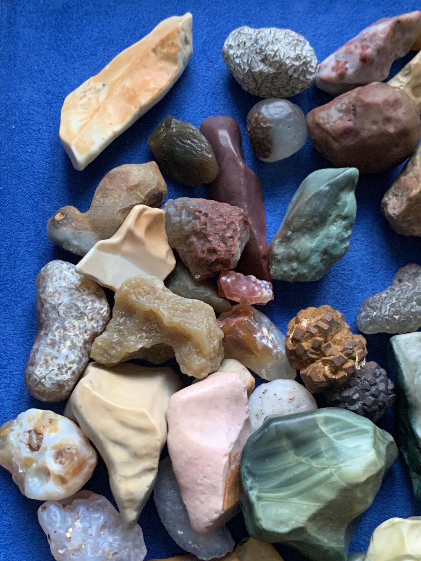 《竞宝斋》第444场 周日，周一，2场连拍 （全场包邮） 各类奇石怪石 约1.04公斤 细节见图