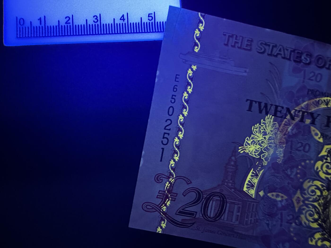 《外钞收藏家》第五百九十期（欧洲强钞、港币、硬通货及丰富裸币大拍场）（本平台长期征集拍品、欢迎藏友们联系合作） 格恩西女王5、10、20镑 3张一起 全新UNC 全部是靓号尾1 但20镑边上轻微潮