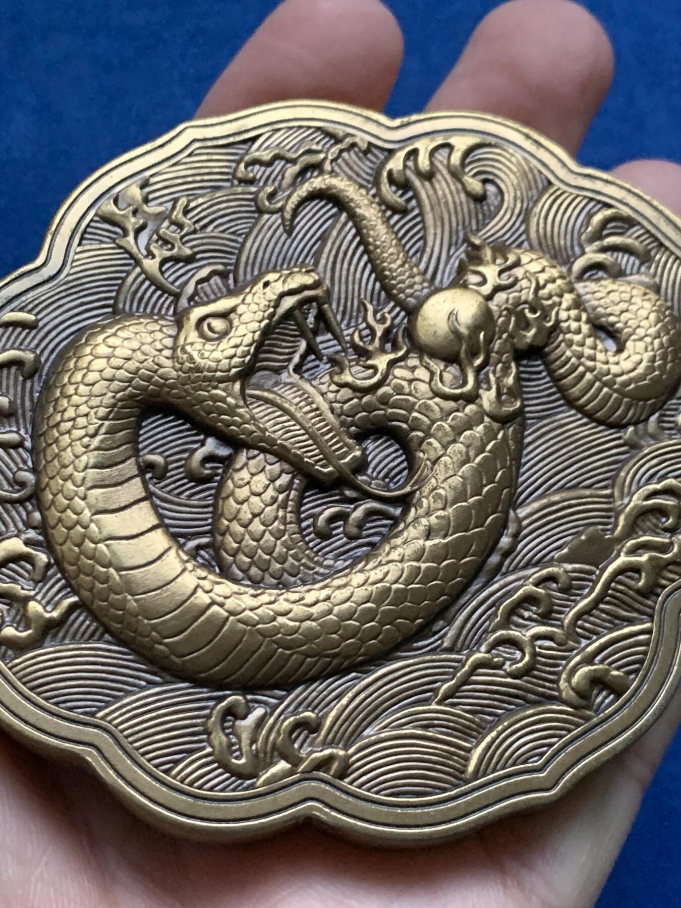 《竞宝斋》第444场 周日，周一，2场连拍 （全场包邮） 上海金菩发行蛇年异形高浮雕铜章，铜章正面图案为“灵蛇献珠”及吉祥纹饰，背面为隋珠并铭刻“灵蛇献珠”字样。直径很大，最宽处约有89.7MM，重409.5克，有厚实的金属盒装，带证书。