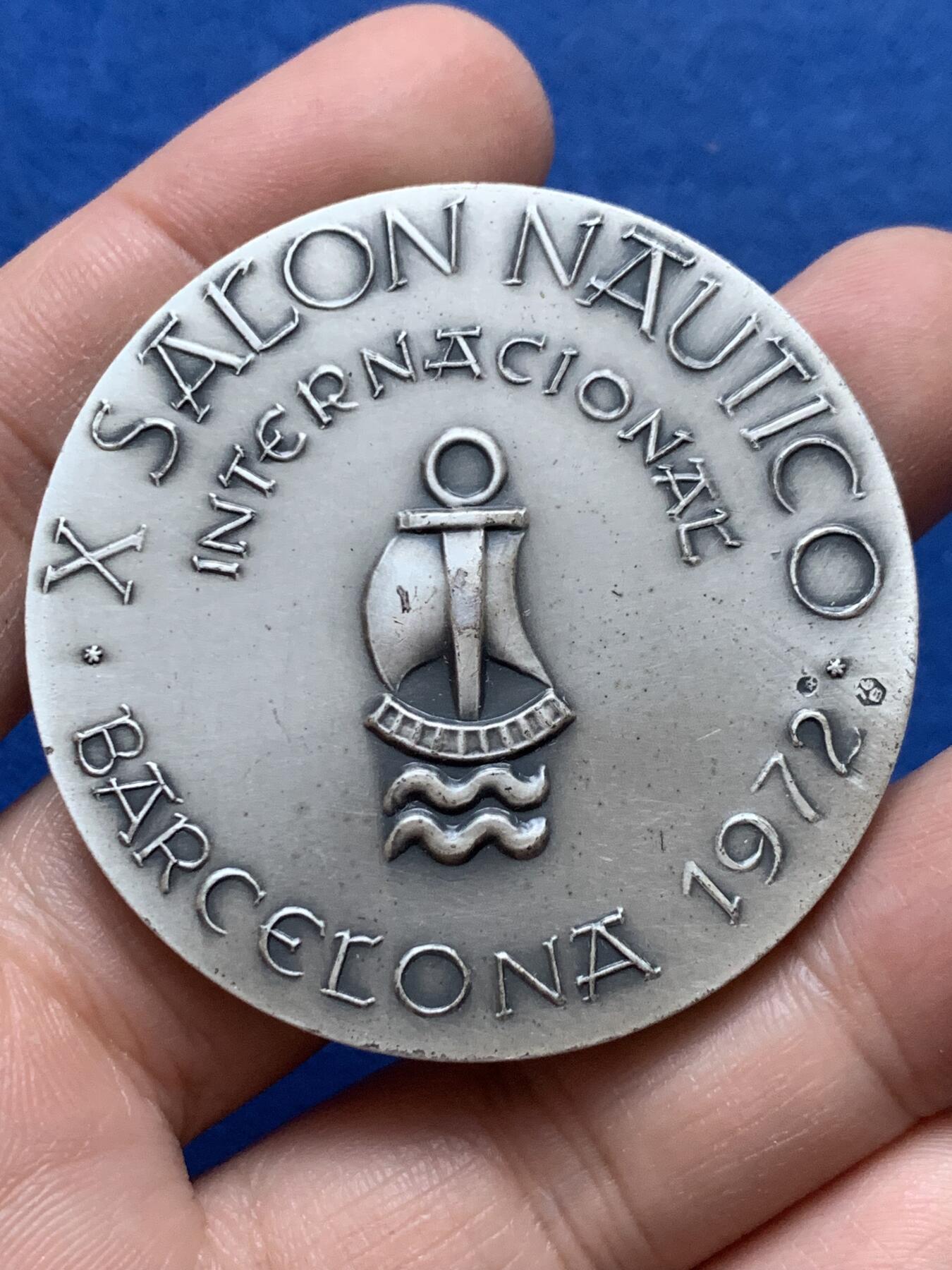 《竞宝斋》第444场 周日，周一，2场连拍 （全场包邮） 1972年西班牙巴塞罗那第十届国际航海博览会纪念银章 61.9克 49.5mm 带盒 正面：配备112门火炮的