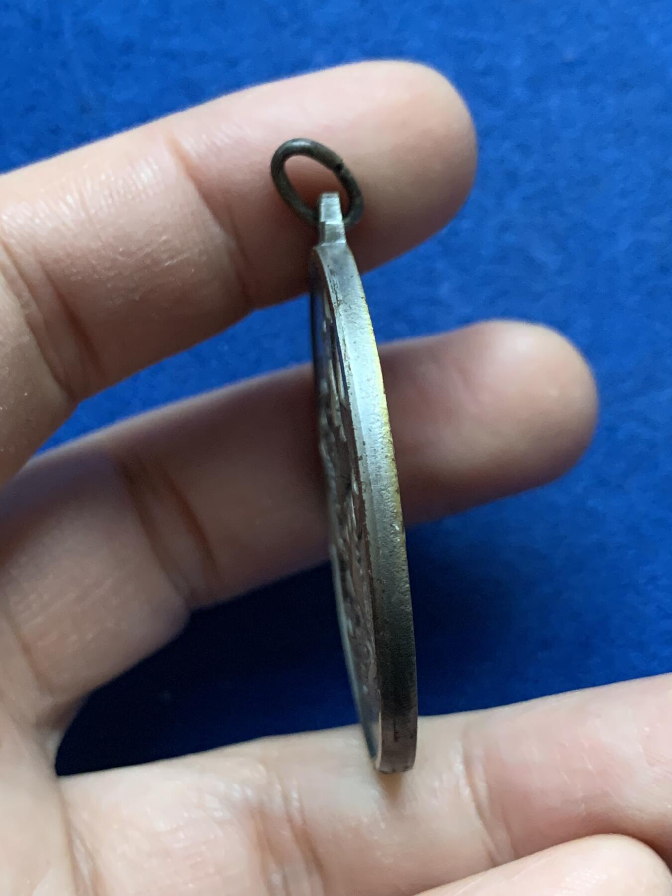 《竞宝斋》第444场 周日，周一，2场连拍 （全场包邮） 意大利抵抗运动纪念章 带环重约26.5克 42.4mm