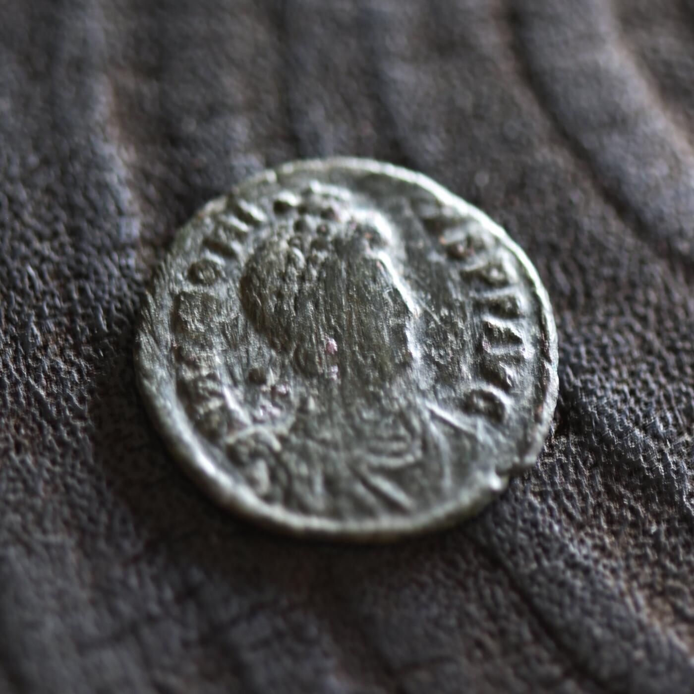 【良泉】【2025年最后一场】12月18日晚19.30点开拍！188组【直播场】西方古代钱币、丝路杂项、印章！  【藏家出品B】公元395-401年，东罗马帝国，阿卡迪乌斯“胜利女神加冕”铜币，君士坦丁堡造币厂，1.8克