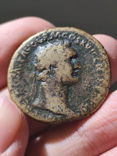 星盘世界钱币十二月六日古典币专场 - 罕见 古罗马帝国大铜币10.48g 图密善都庞第铜币 公元92-94年打制，这种芒冠的黄铜都庞地，可能是因为材质的原因，导致它特别容易受到腐蚀，这一枚已经算非常不错了