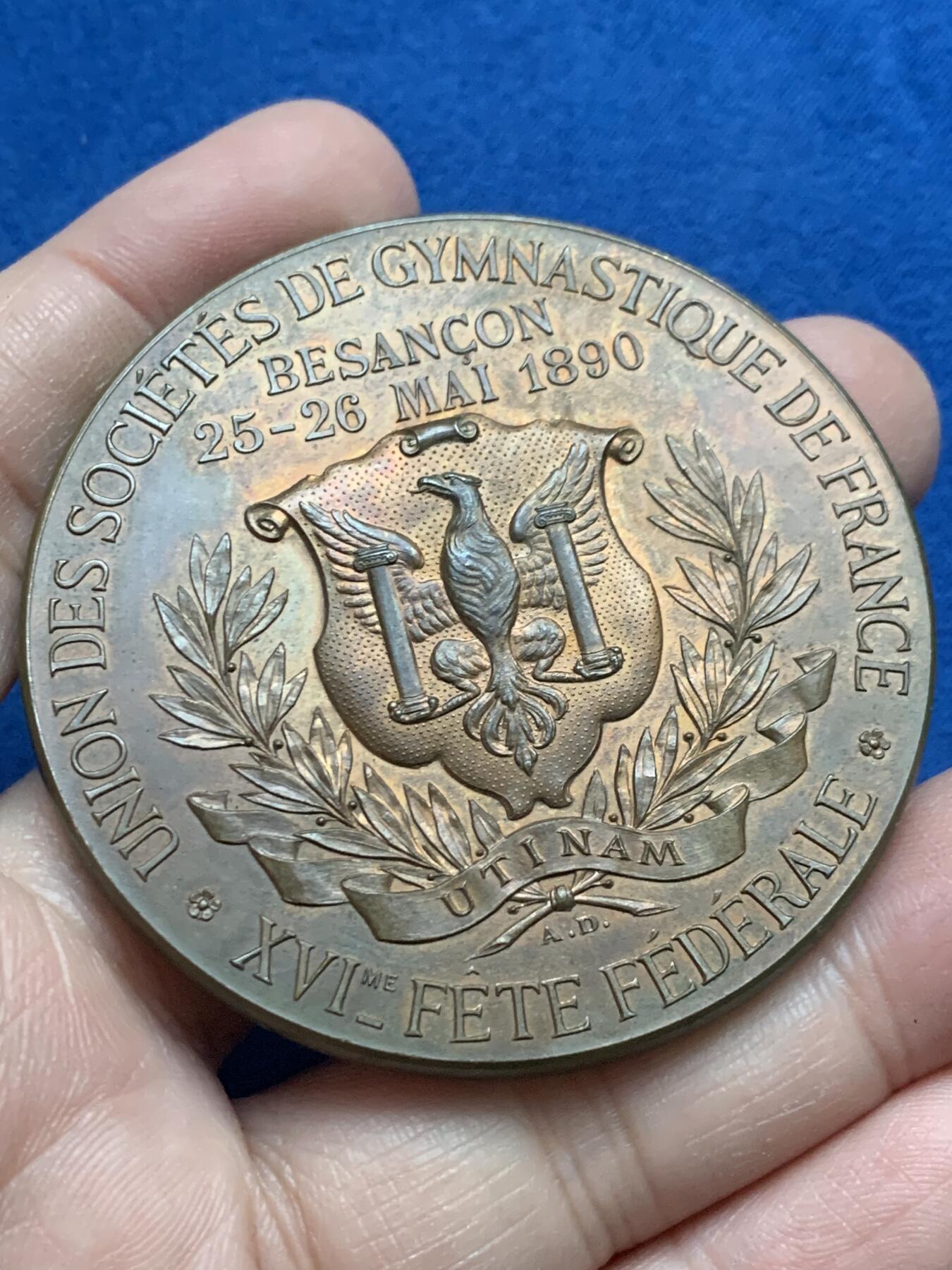 《竞宝斋》第444场 周日，周一，2场连拍 （全场包邮） 法国1890年体操协会联盟 贝桑松分会纪念铜章 82.7克 58.2mm 丰饶角铜标 带原盒 字迹对应