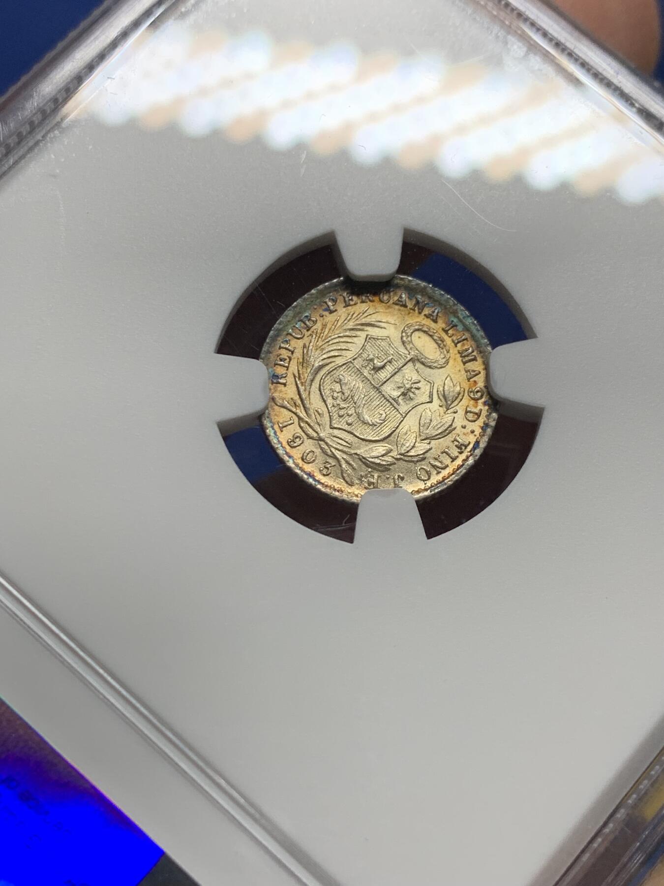 《竞宝斋》第444场 周日，周一，2场连拍 （全场包邮） NGC MS64 秘鲁1903年1/2蒂娜尔银币，双面带有月牙蓝彩包浆，十分亮眼的一枚，早期年份少见