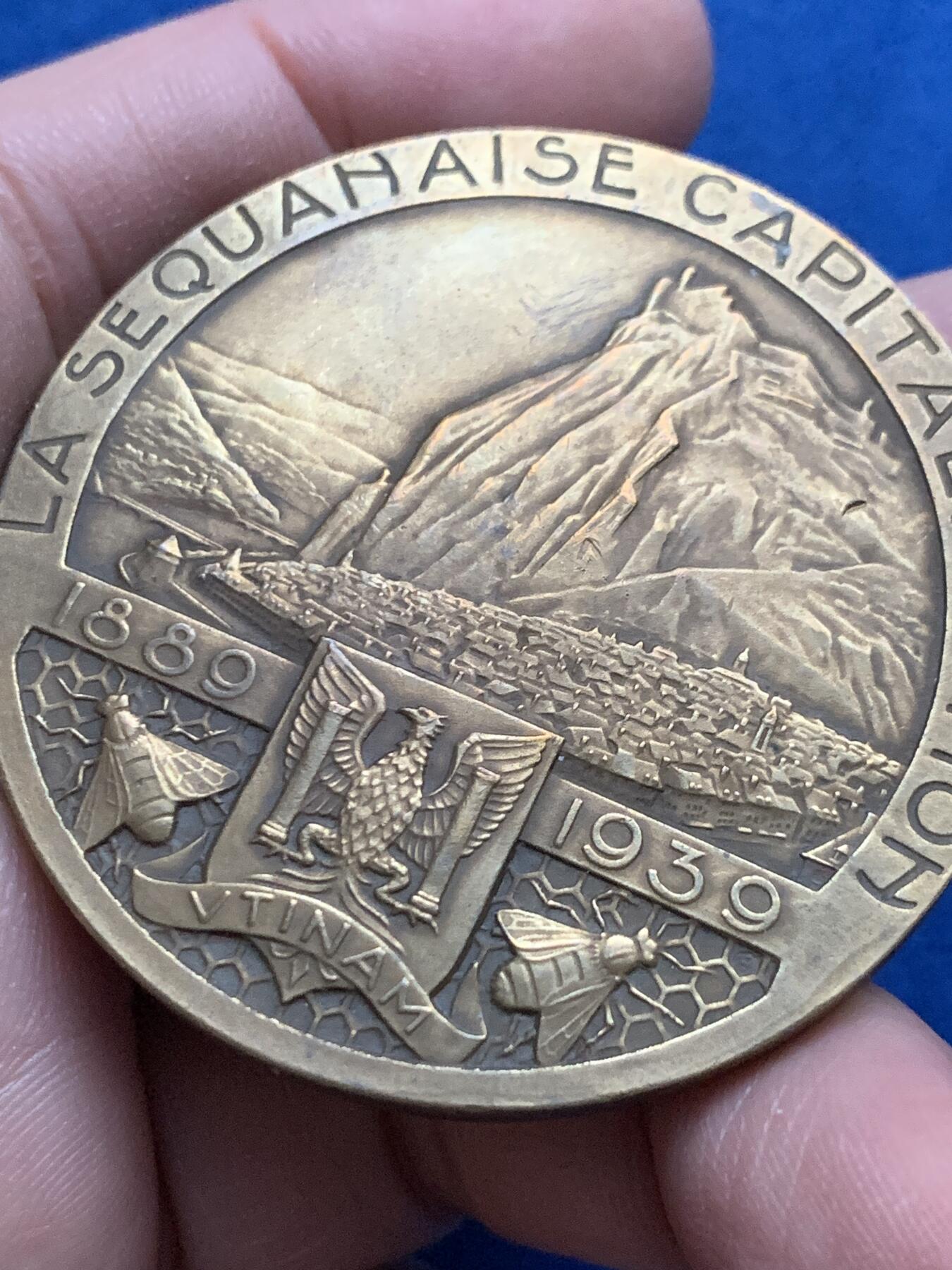 《竞宝斋》第444场 周日，周一，2场连拍 （全场包邮） 法国1939年塞奎纳资本化50周年纪念铜章 59.2克 49.5mm 三角铜标 带盒