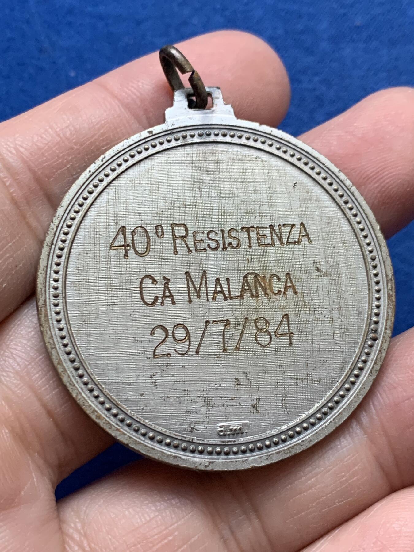 《竞宝斋》第444场 周日，周一，2场连拍 （全场包邮） 意大利抵抗运动纪念章 带环重约26.5克 42.4mm