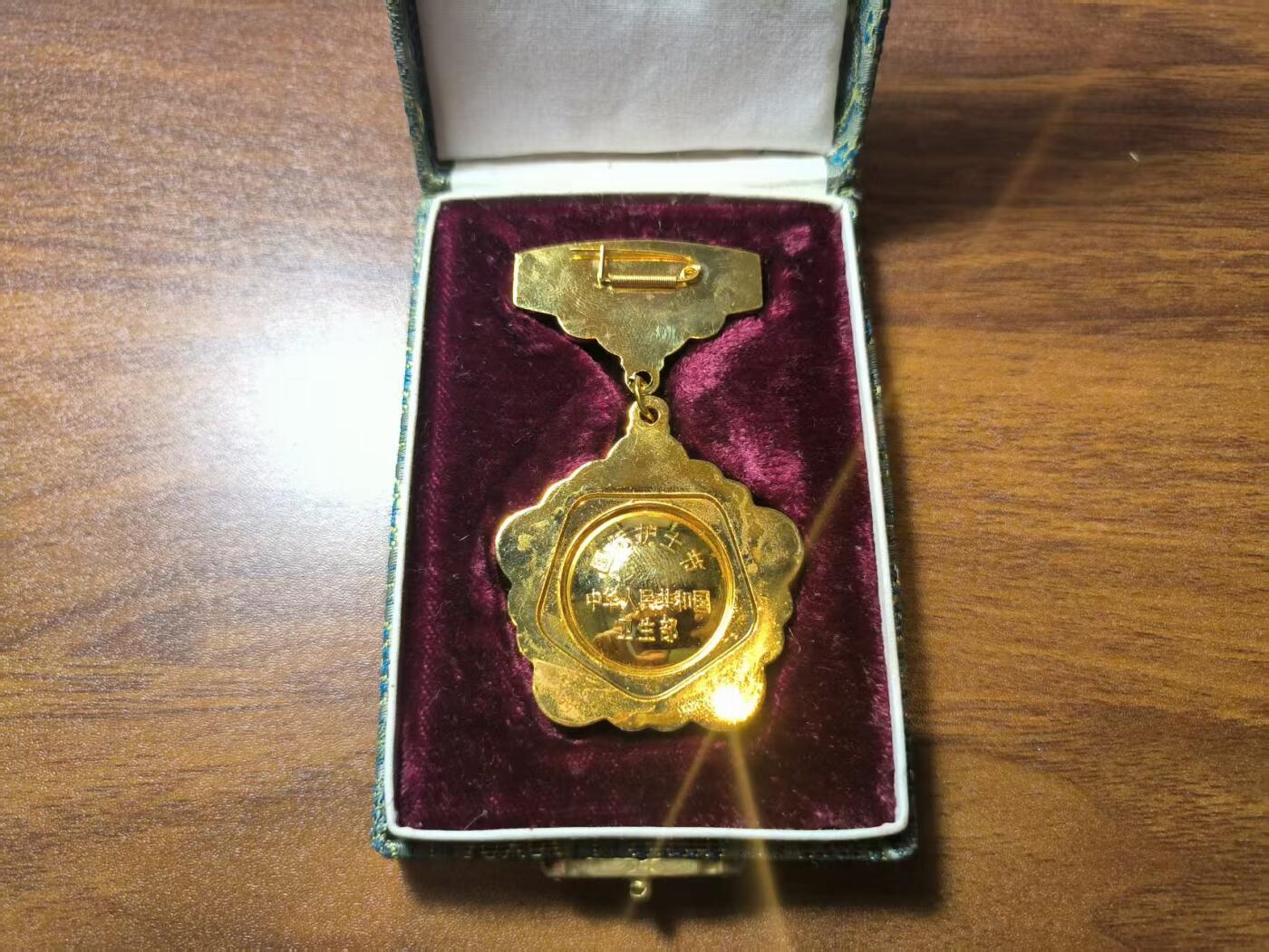 罗岚⭐新藏⭐特惠专拍第一场-分享拍场赚佣 卫生部三十护龄奖章带盒 铜质非常厚重 极美品