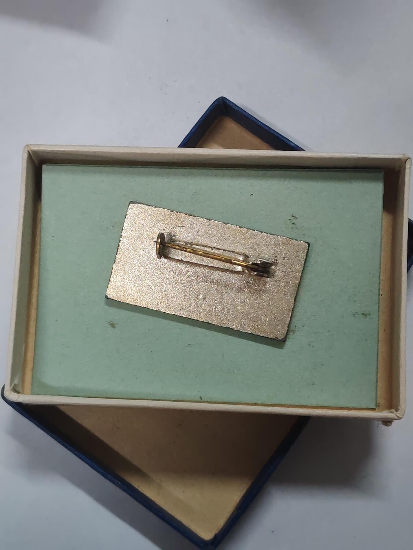 韵星假日拍卖第三十一期 -- Rimey Holidays Auction 31 民主德国银级全国民族阵线徽章 带原盒