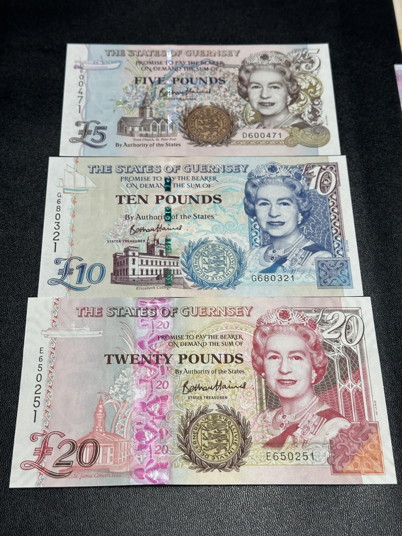 《外钞收藏家》第五百九十期（欧洲强钞、港币、硬通货及丰富裸币大拍场）（本平台长期征集拍品、欢迎藏友们联系合作） 格恩西女王5、10、20镑 3张一起 全新UNC 全部是靓号尾1 但20镑边上轻微潮