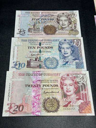 《外钞收藏家》第五百九十期（欧洲强钞、港币、硬通货及丰富裸币大拍场）（本平台长期征集拍品、欢迎藏友们联系合作） - 格恩西女王5、10、20镑 3张一起 全新UNC 全部是靓号尾1 但20镑边上轻微潮