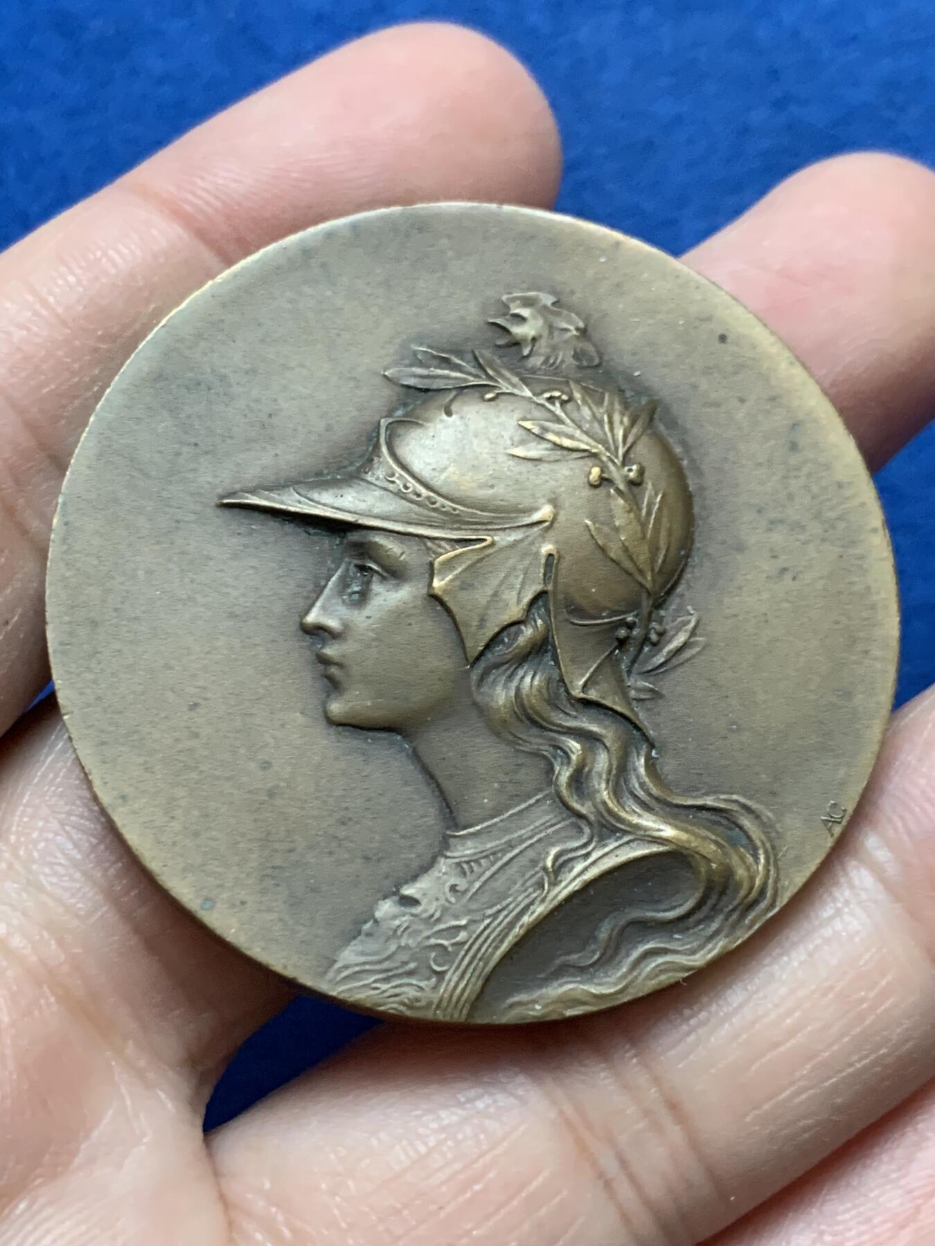 《竞宝斋》第444场 周日，周一，2场连拍 （全场包邮） 法国公鸡头盔玛丽安娜侧像铜章 背面无刻字 高浮雕 少见版本 重44.9克 45mm 三角铜标