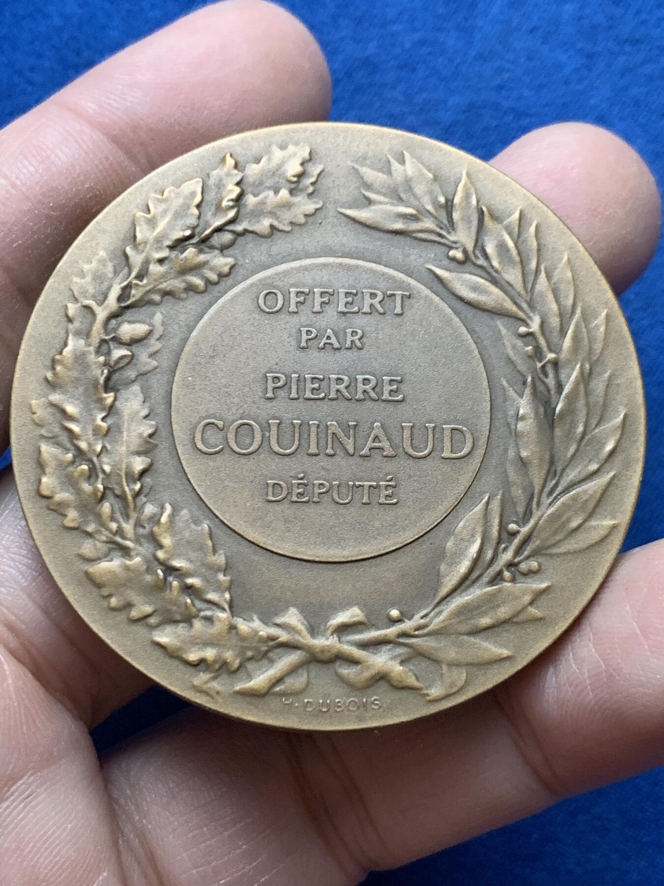 《竞宝斋》第444场 周日，周一，2场连拍 （全场包邮） 法国农业协会铜章，A.Dubois ，59.3克，50.6mm，丰饶角铜标边铭，牛与马高浮雕，肌肉鲜明。