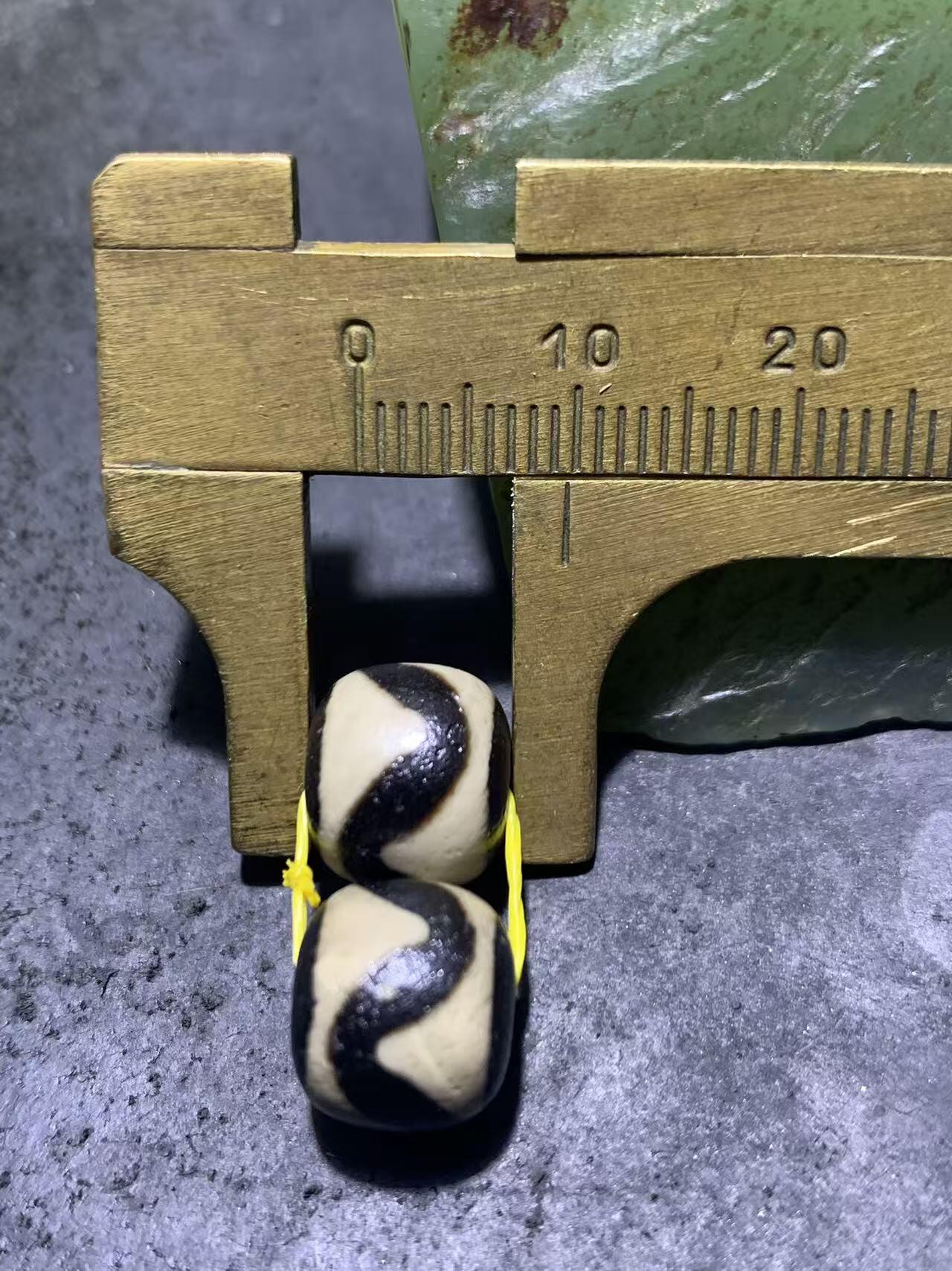 精美藏传虎牙天珠一对，。