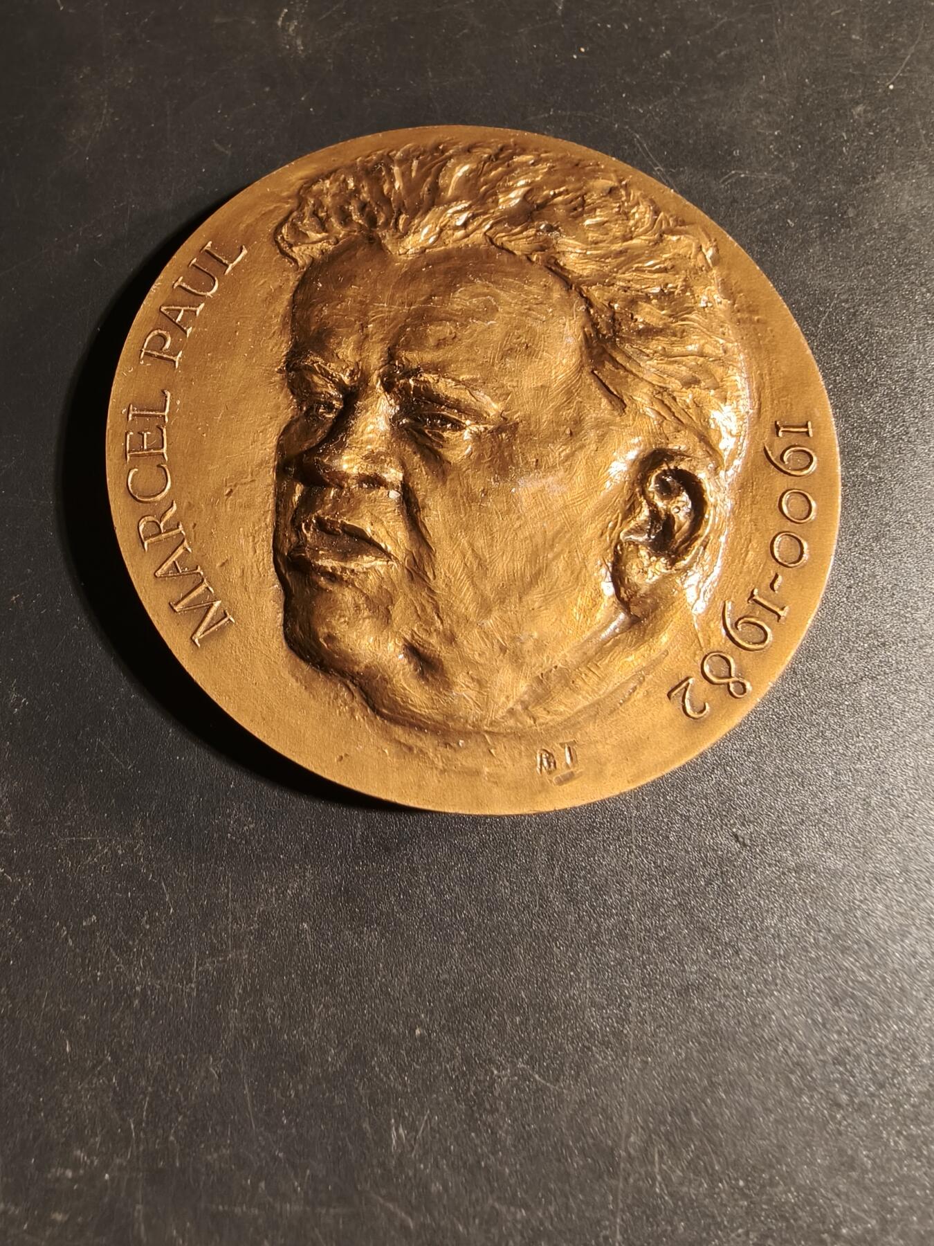 老王徽章第167期 法国共产党政治家马塞尔·保罗逝世大铜章      直径68mm.    重量184.8g