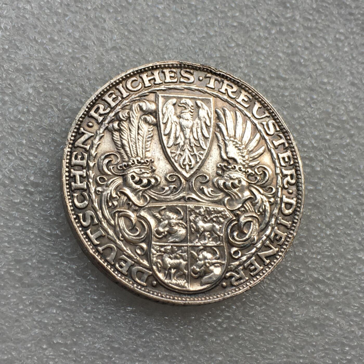 世界钱币专场拍卖 每周二开拍 热门品种 1927年德国兴登堡80大寿5马克币章