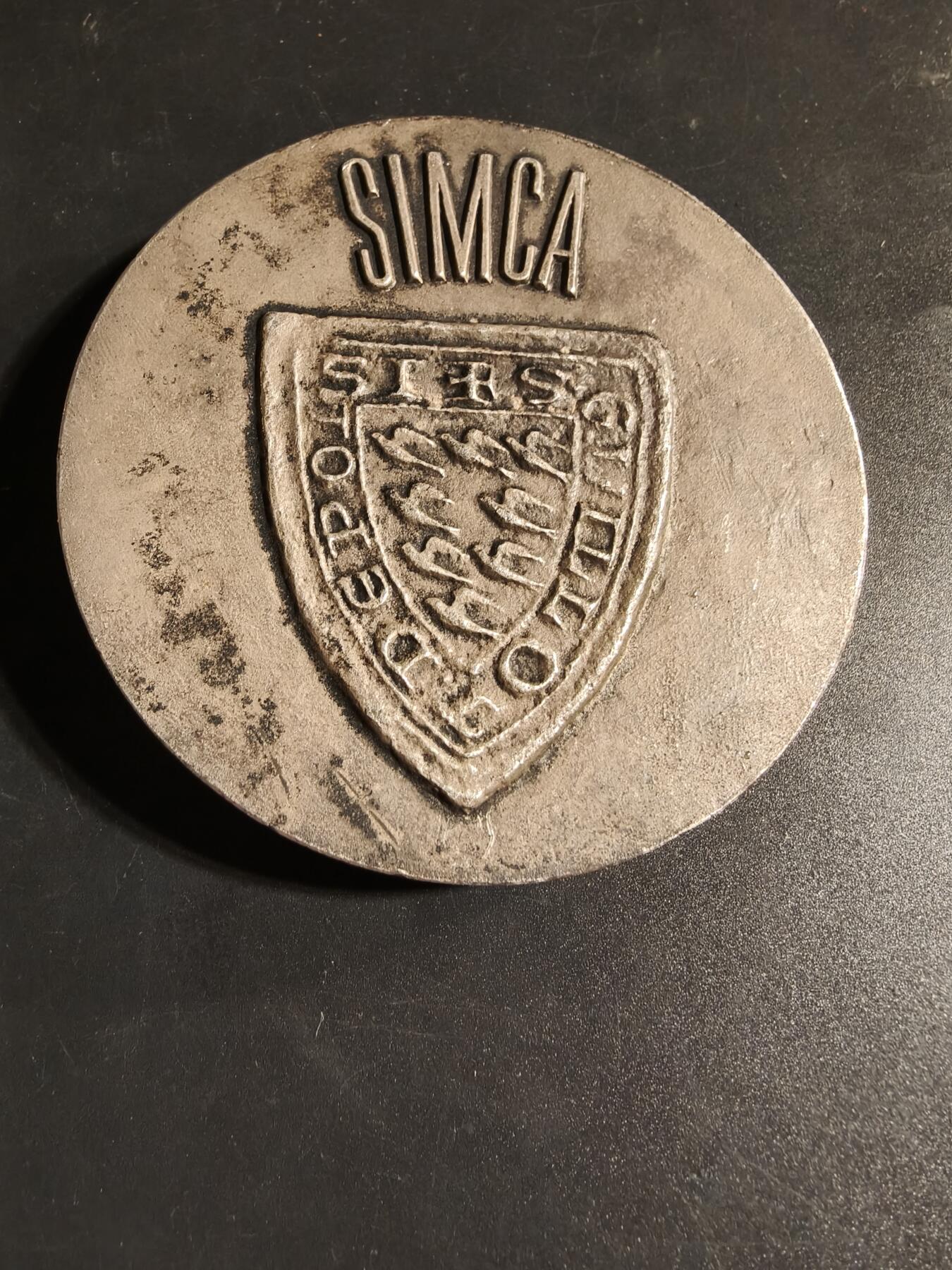 老王徽章第167期 法国Simca汽车制造公司（菲亚特旗下）纪念章       正面为骑马的古典风格骑士     直径99mm.     重量420.9g