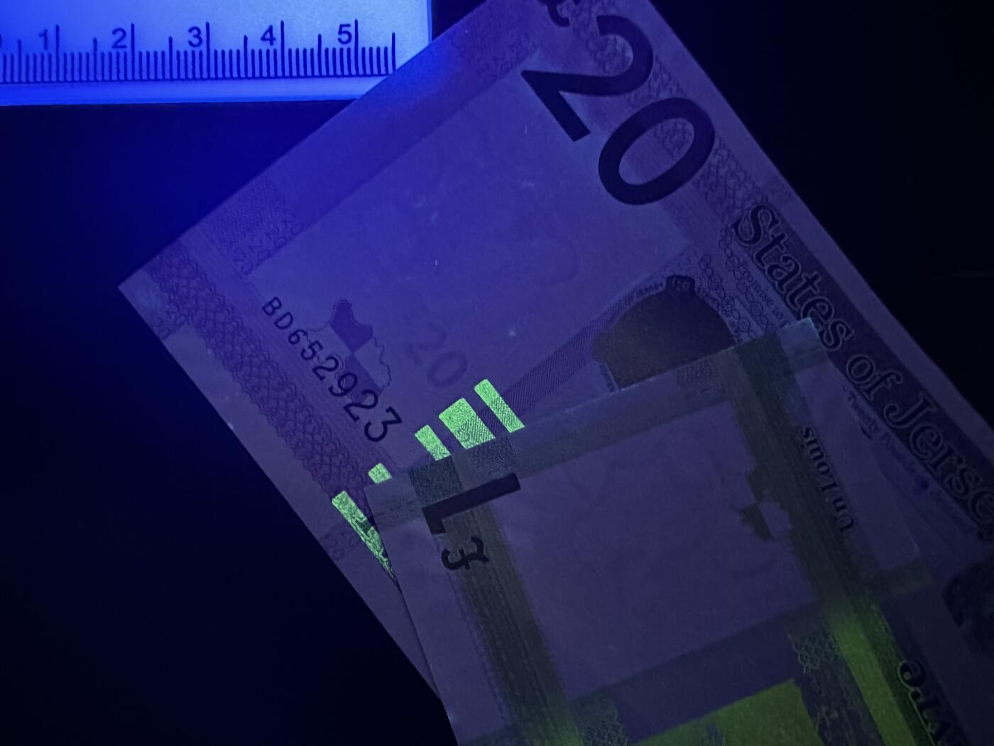 《外钞收藏家》第五百九十期（欧洲强钞、港币、硬通货及丰富裸币大拍场）（本平台长期征集拍品、欢迎藏友们联系合作） 泽西1、5、10、20镑 4张一起 全新UNC 全部是靓号尾3 但1和20镑有轻微潮点