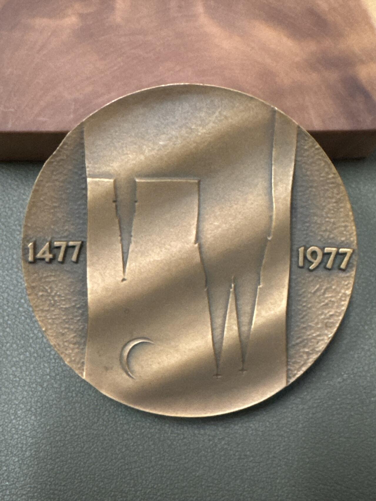 ❤️【币观天下】❤️ 第333期钱币拍卖- 2025.12.5周五晚上6点半场-长期征集拍品 瑞典1977年乌普萨拉大学建校500周年超大纪念铜章271.6G