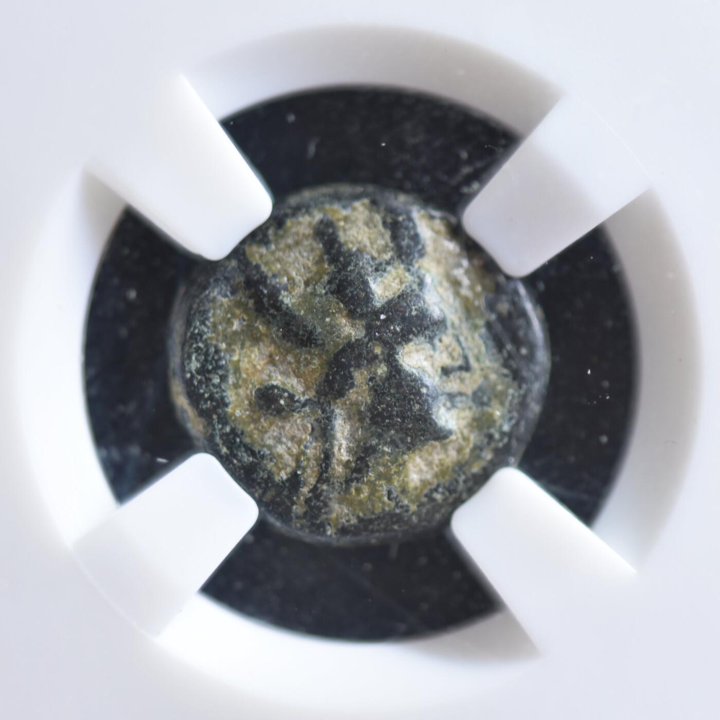 【良泉】【2025年最后一场】12月18日晚19.30点开拍！188组【直播场】西方古代钱币、丝路杂项、印章！  【藏家出品B】公元前88-40年，古希腊弗里几亚地区，阿帕梅亚城打制，提喀女神/萨堤尔-玛尔叙阿斯吹笛，铜币，4.47克