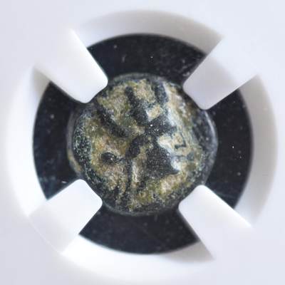 【良泉】【2025年最后一场】12月18日晚19.30点开拍！188组【直播场】西方古代钱币、丝路杂项、印章！ -  【藏家出品B】公元前88-40年，古希腊弗里几亚地区，阿帕梅亚城打制，提喀女神/萨堤尔-玛尔叙阿斯吹笛，铜币，4.47克