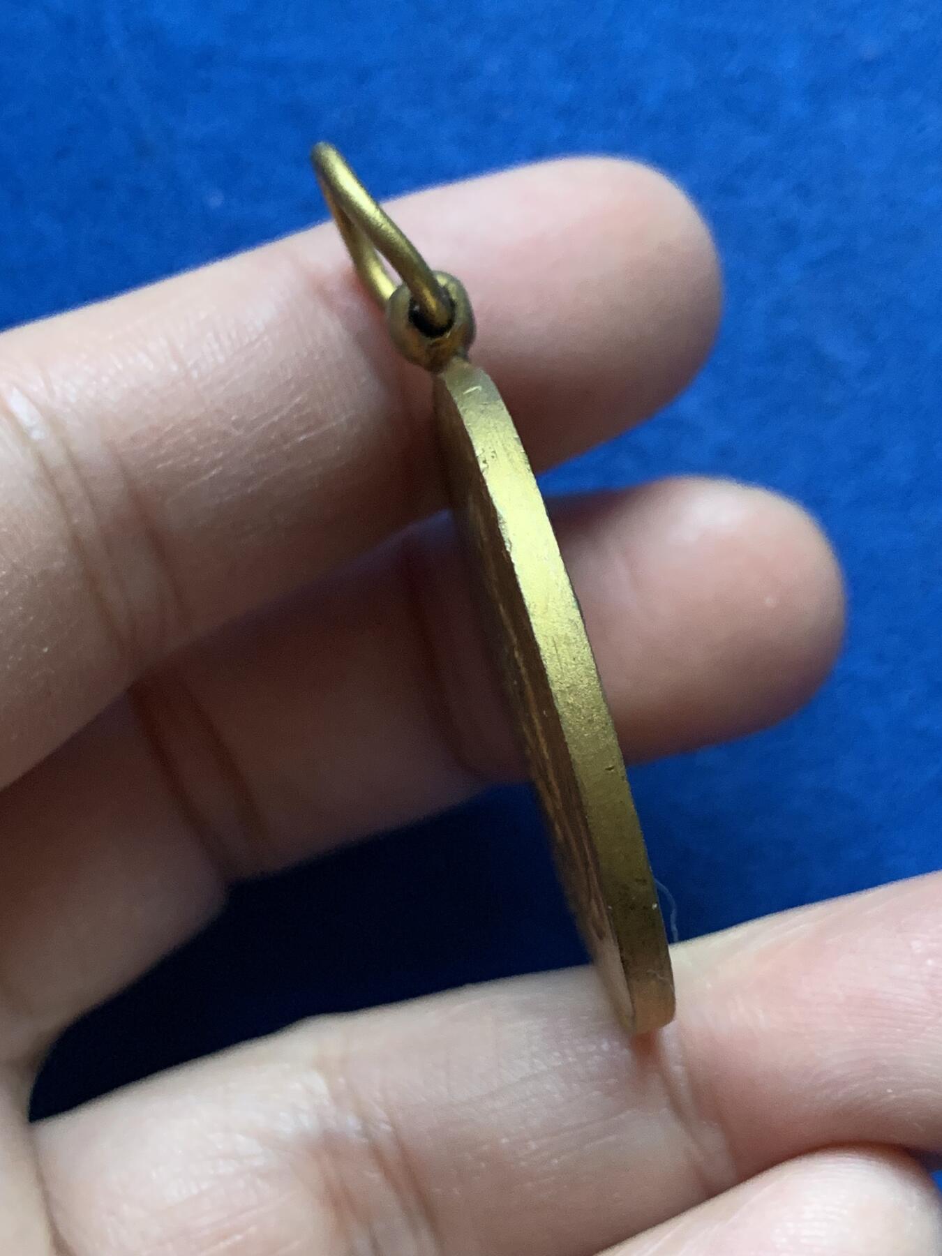 《竞宝斋》第444场 周日，周一，2场连拍 （全场包邮） 1913镀金纪念章一枚 正面人像细腻 细节见图 带环总重约20.6克 35.5mm