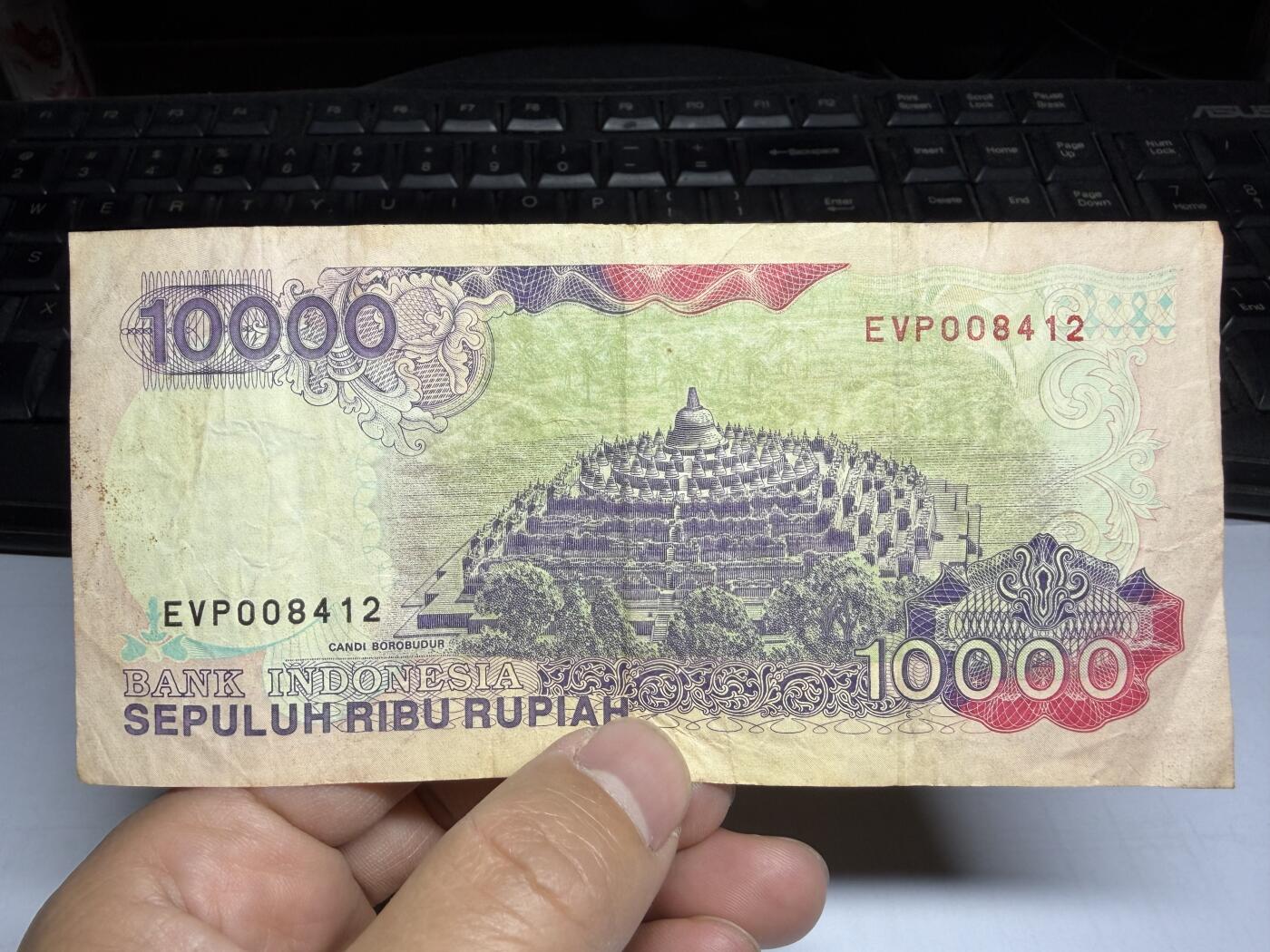 2025年集古藏今外币拍卖第十期-第10场—（总第290拍-纸币专场），本期拍完结算一次，发货时间2-3天，休息几天后继续新的一期拍卖。 1992年印尼10000卢比