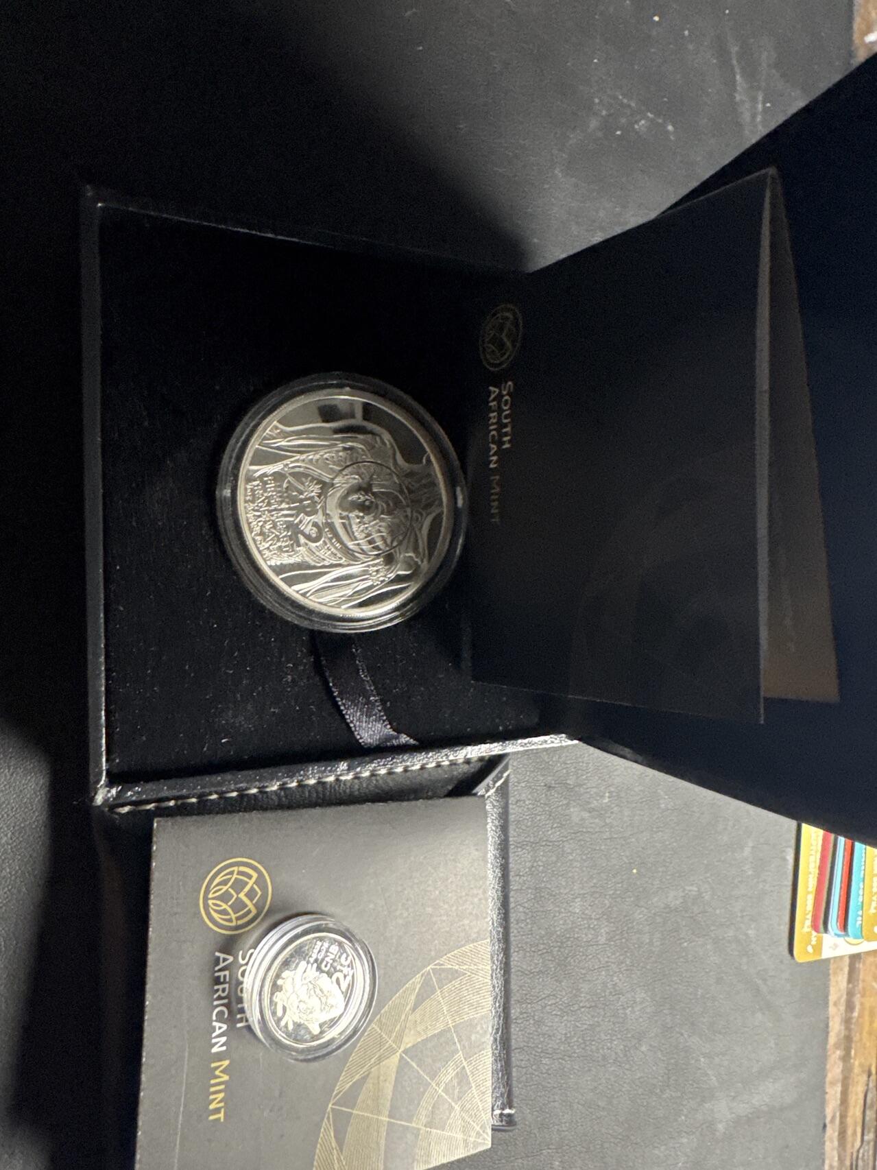 ❤️【币观天下】❤️ 第333期钱币拍卖- 2025.12.5周五晚上6点半场-长期征集拍品 获奖币南非2017年心脏移植手术精制银币大小一对（分开包装版）