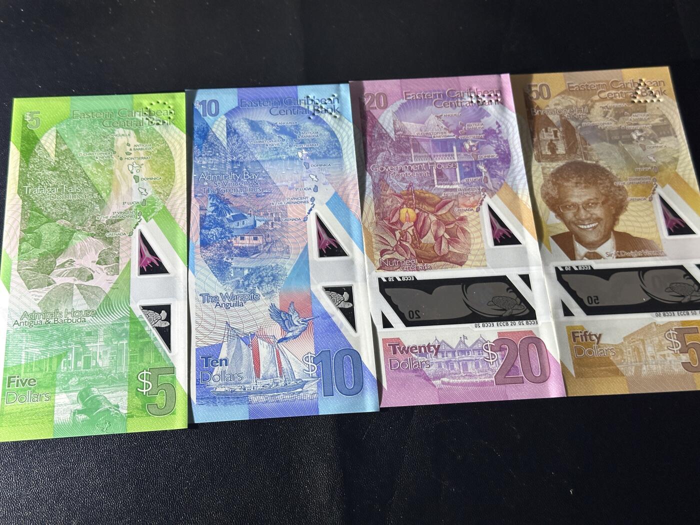 《外钞收藏家》第五百九十期（欧洲强钞、港币、硬通货及丰富裸币大拍场）（本平台长期征集拍品、欢迎藏友们联系合作） 东加勒比5-50面额 四张一起 全新UNC