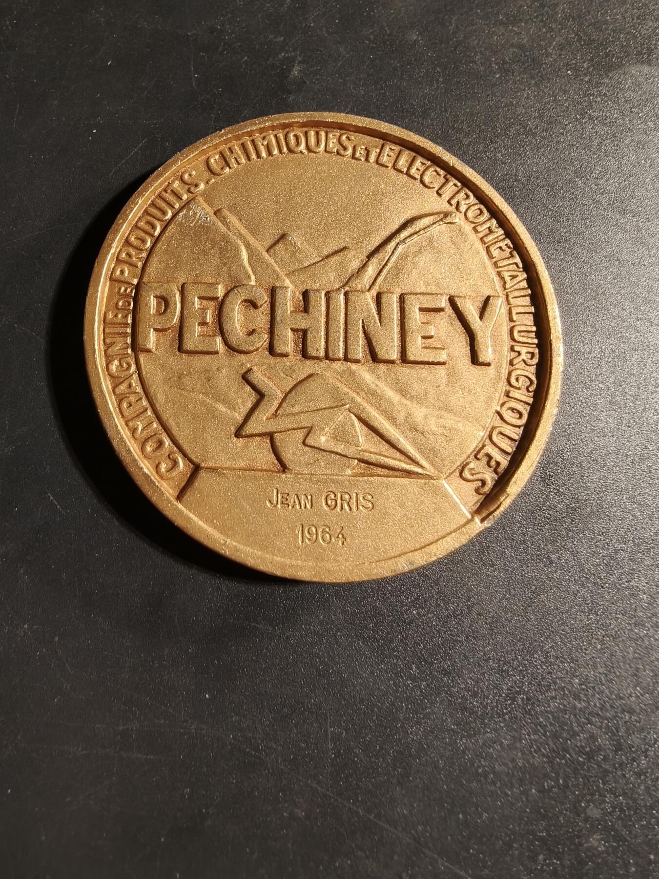 老王徽章第167期 法国佩希内化学与电冶金产品公司纪念章     直径61mm.    重量34.1g