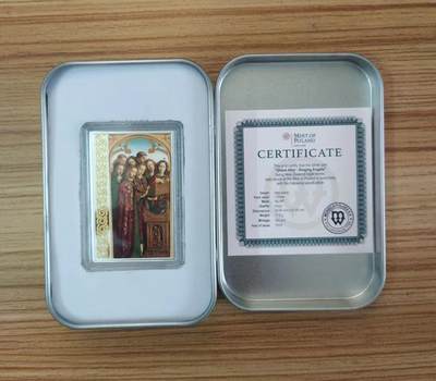 ❤️【币观天下】❤️ 第333期钱币拍卖- 2025.12.5周五晚上6点半场-长期征集拍品 - 纽埃2018年，凡·埃克兄弟 名画,根特组画系列-“歌唱天使”，异形、镀金、彩色精制银币. 盒证全. 发行仅555枚. 颜色存在凸色现象(由于特有的着色工艺),属于正常现象. 超级精美高颜值漂亮银币. 稀有大师名画系列银币. 国外售价151美元