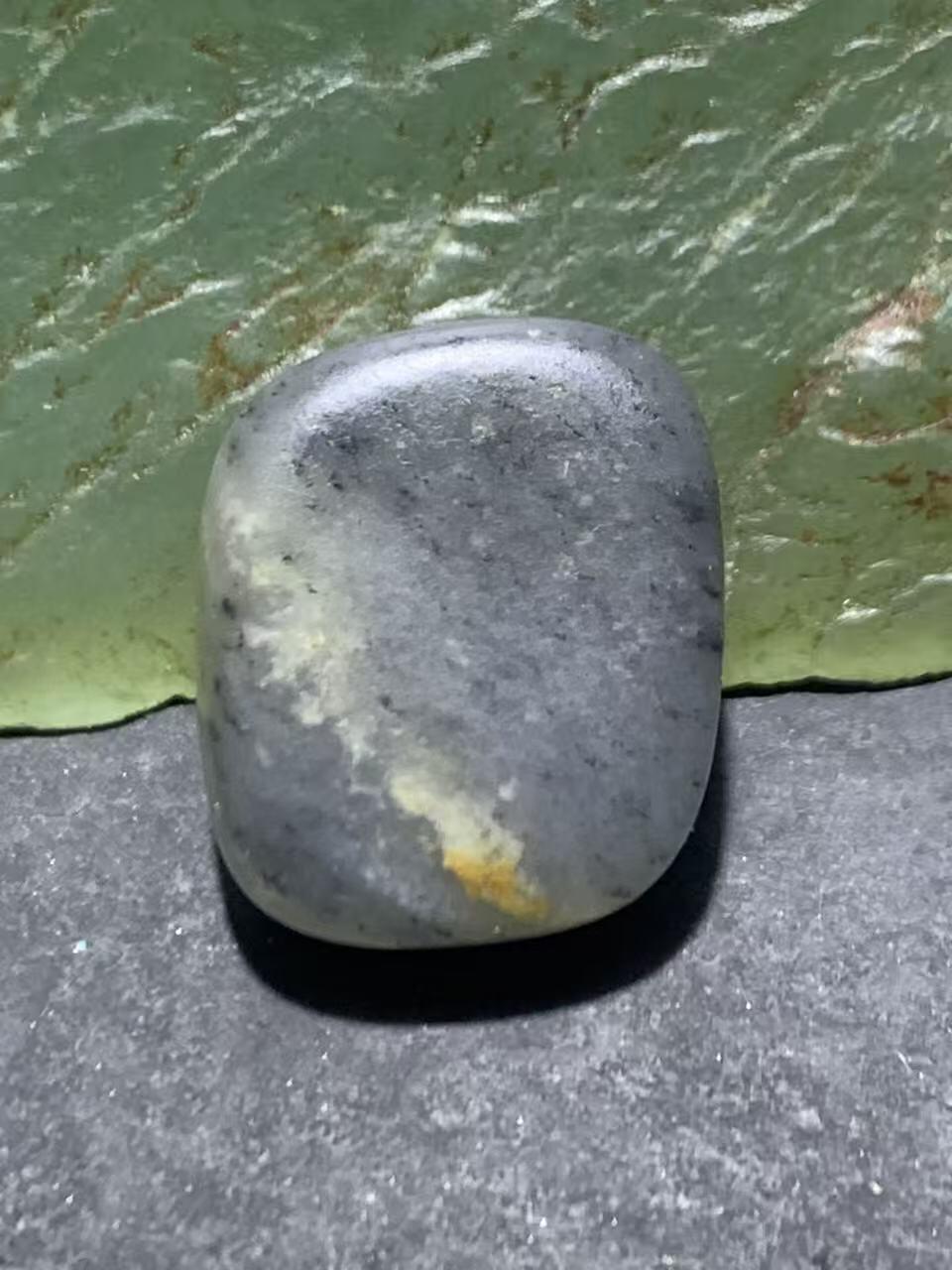 精美和田玉青花小独籽原石一颗，