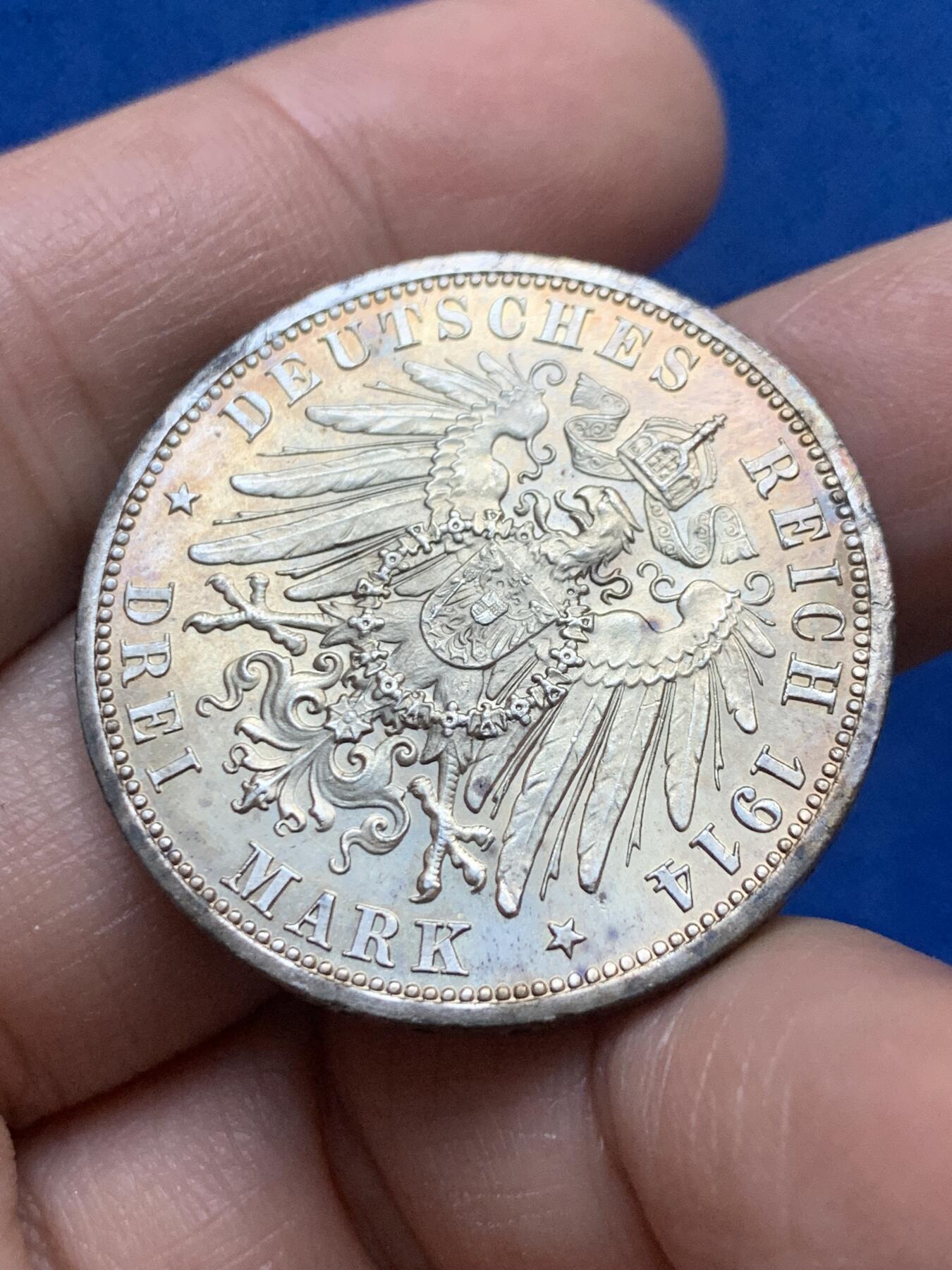 《竞宝斋》第444场 周日，周一，2场连拍 （全场包邮） 德国 1914年 安哈特德绍 3马克银币 包浆带彩 光度也不错 细节见图