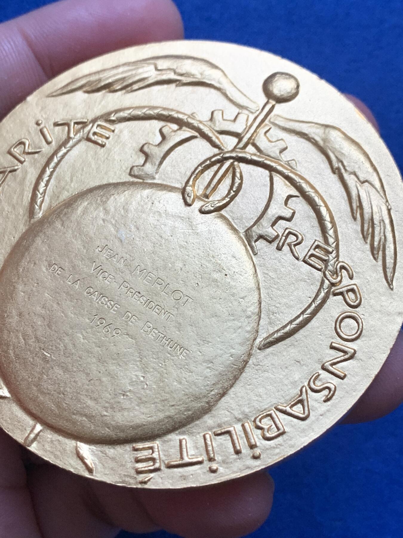 《竞宝斋》第444场 周日，周一，2场连拍 （全场包邮） 法国贝桑松社会服务镀金大铜章 1968 丰饶角铜标 直径68mm 重量166.6g