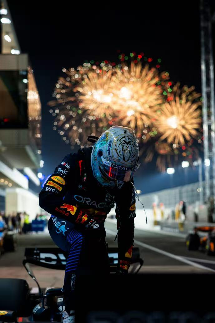 零元拍：马克斯-维斯塔潘亲签1:43红牛RB18冠军F1赛车合金模型