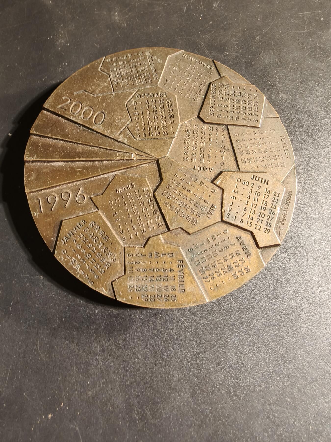 老王徽章第167期 法国1996-2000年年历大铜章      直径94mm.    重量680g
