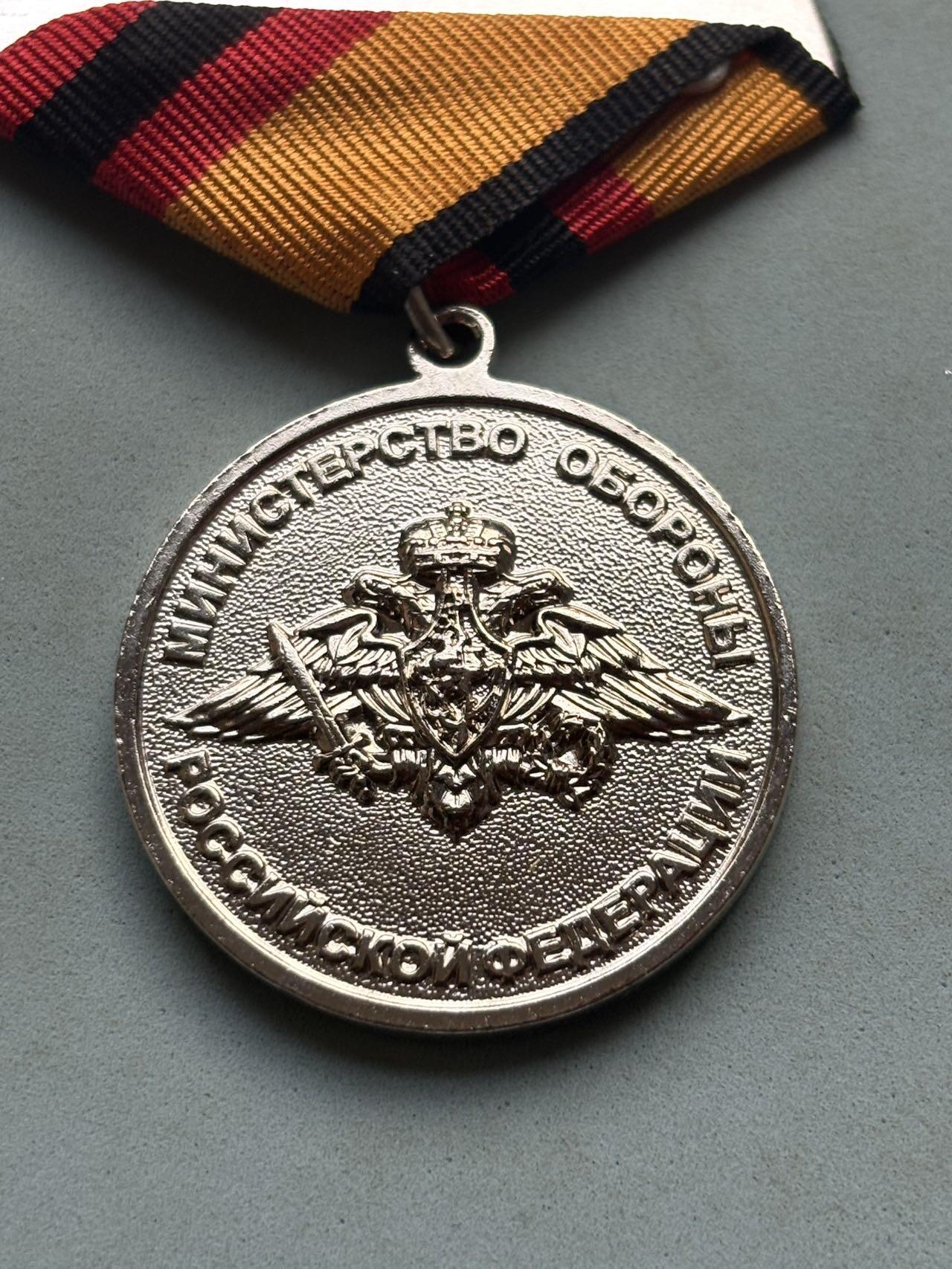 盛世勋华——号角文化勋章邮票专场拍卖第291期 俄罗斯“米哈伊尔·卡拉什尼科夫”纪念奖章，2004年设立（纪念卡拉什尼科夫诞辰85周年），该奖章是俄军对轻武器研发与装备领域人员的专项表彰，核心关联卡拉什尼科夫及其AK系列步枪对俄军（及全球）轻武器体系的影响，是装备研发领域的标志性荣誉之一。